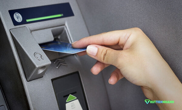 Rút tiền bằng các cây ATM