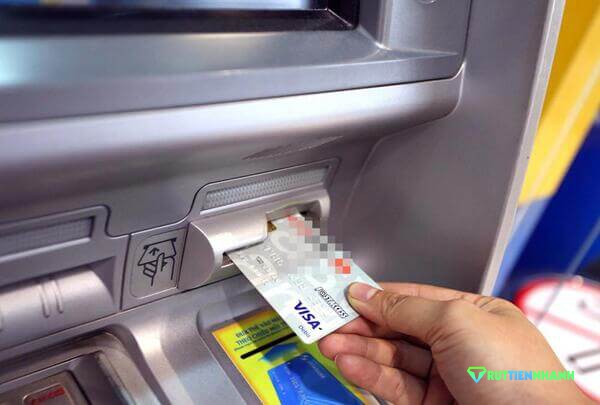 Cách rút tiền thẻ tín dụng quận 3 tại cây ATM