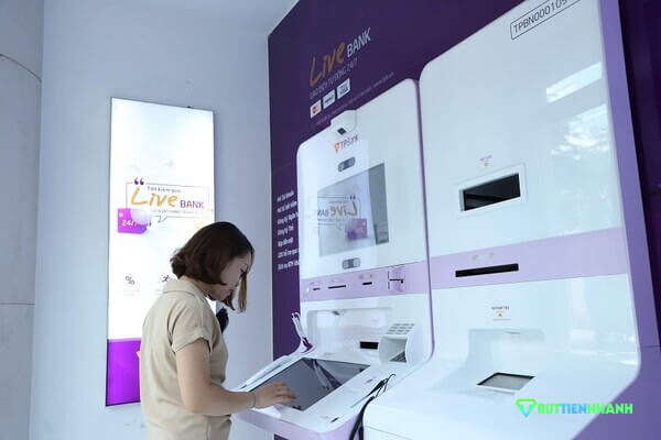 Rút tiền mặt thẻ tín dụng TPBank ở cây ATM