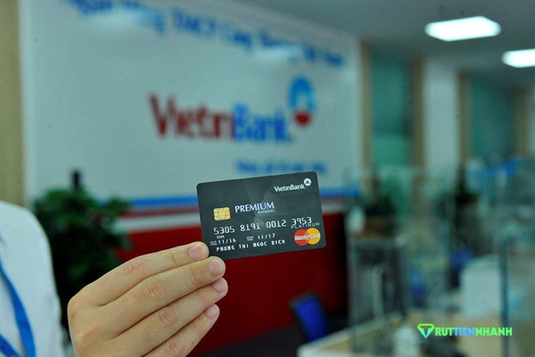 Tới ngân hàng để rút tiền thẻ tín dụng Vietinbank