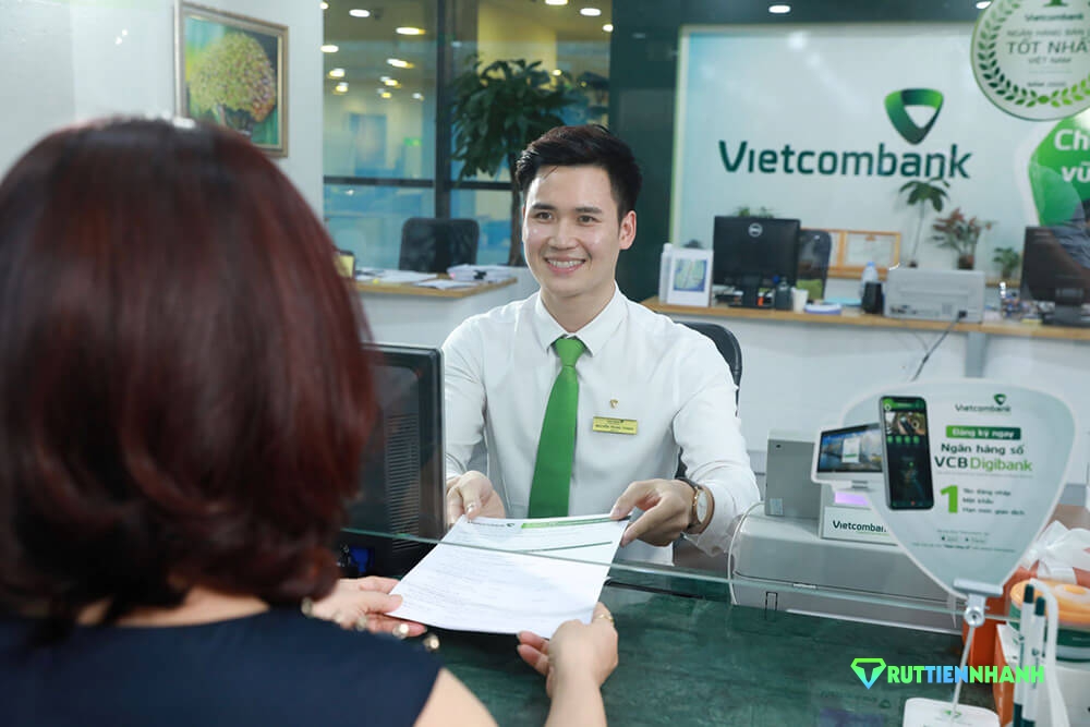 Mở thẻ tín dụng Vietcombank trực tiếp tại quầy giao dịch