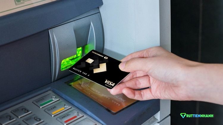 Rút tiền thẻ tín dụng Techcombank tại cây ATM