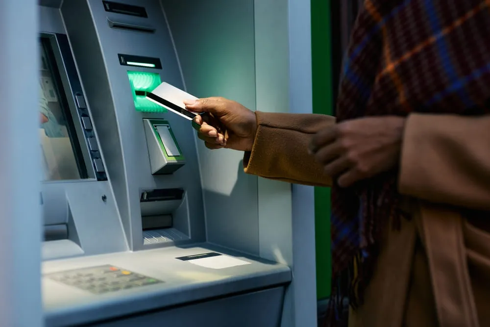 Rút tiền tại ATM