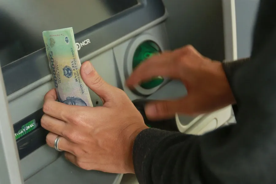 Rút tiền tại cây ATM