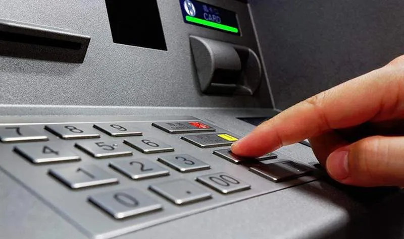 Rút tiền tại máy ATM