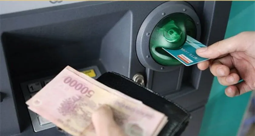 Rút tiền thẻ tín dụng tại cây ATM