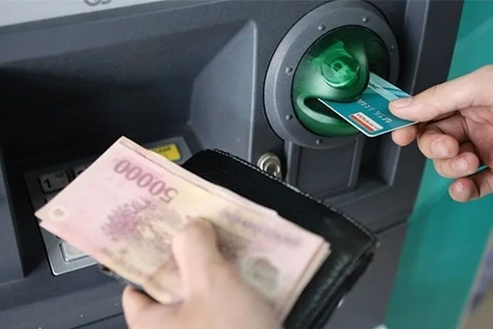 Rút tiền qua máy ATM