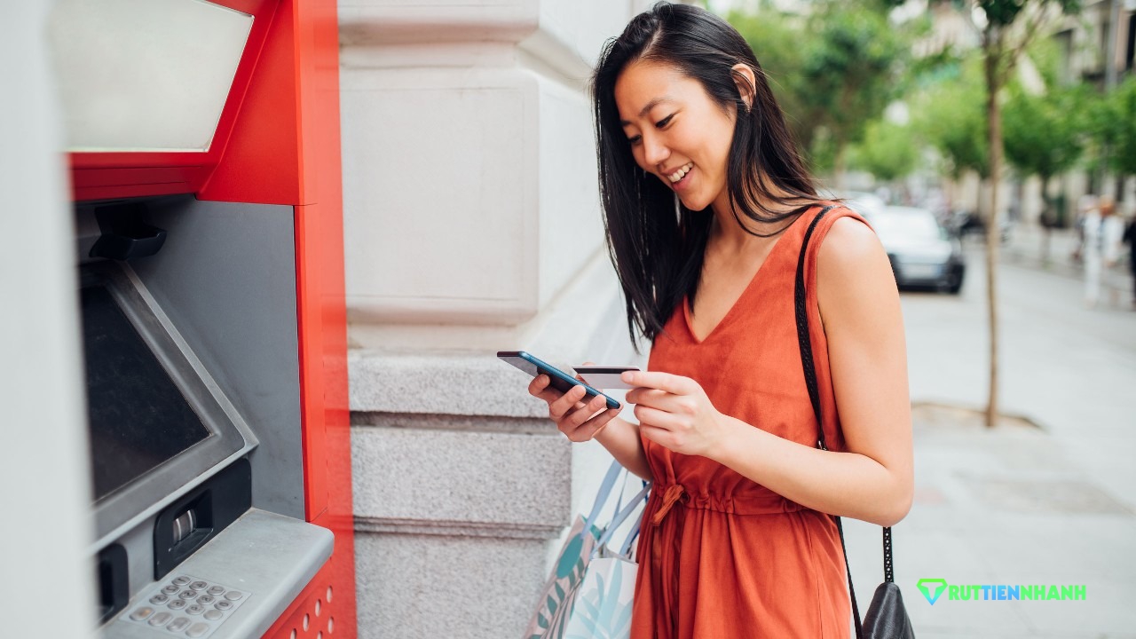 Rút tiền tại ATM hoặc quầy giao dịch ngân hàng